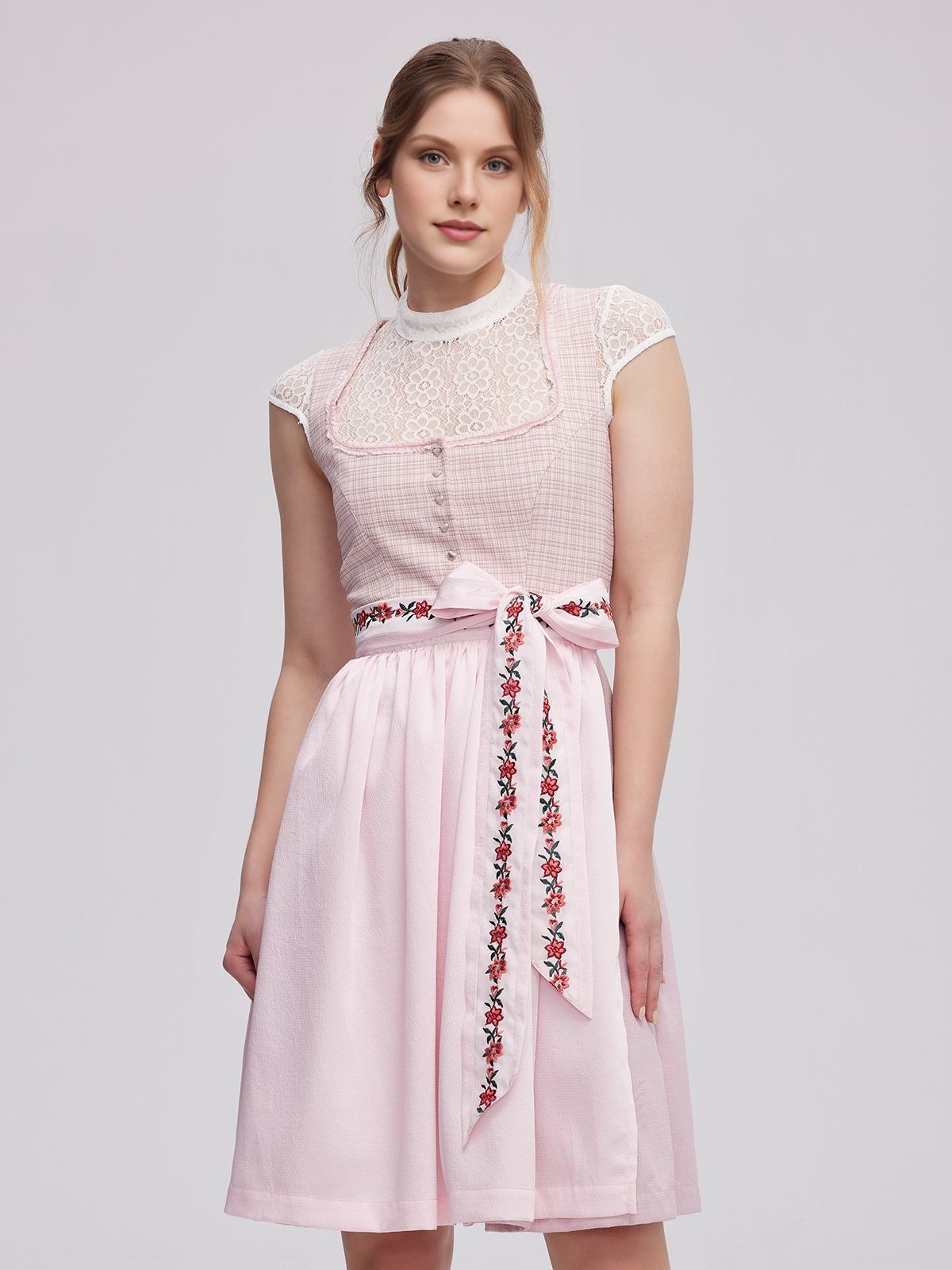 Ein romantisches hellblaues Dirndl mit Spitzenbesatz