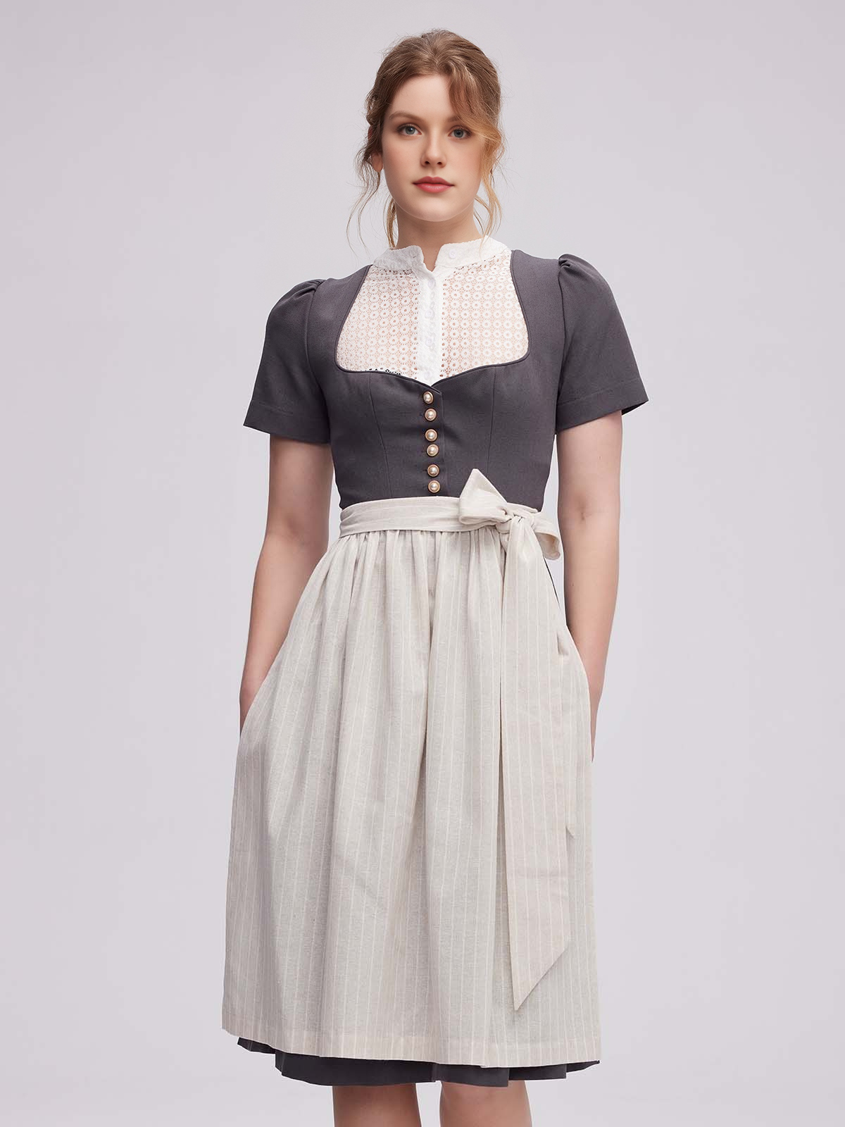 Dirndl in grau mit Spitzenverzierung