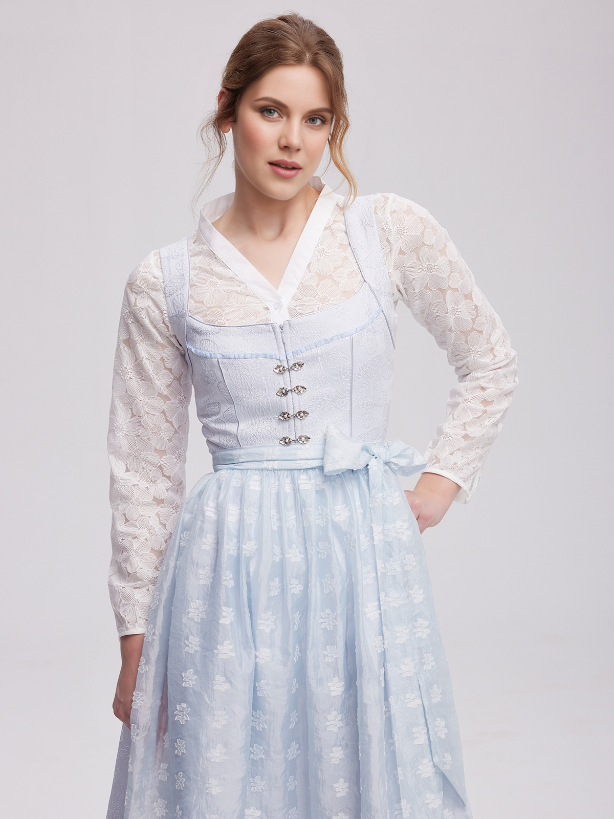 Grünes Dirndl mit eleganter Bluse