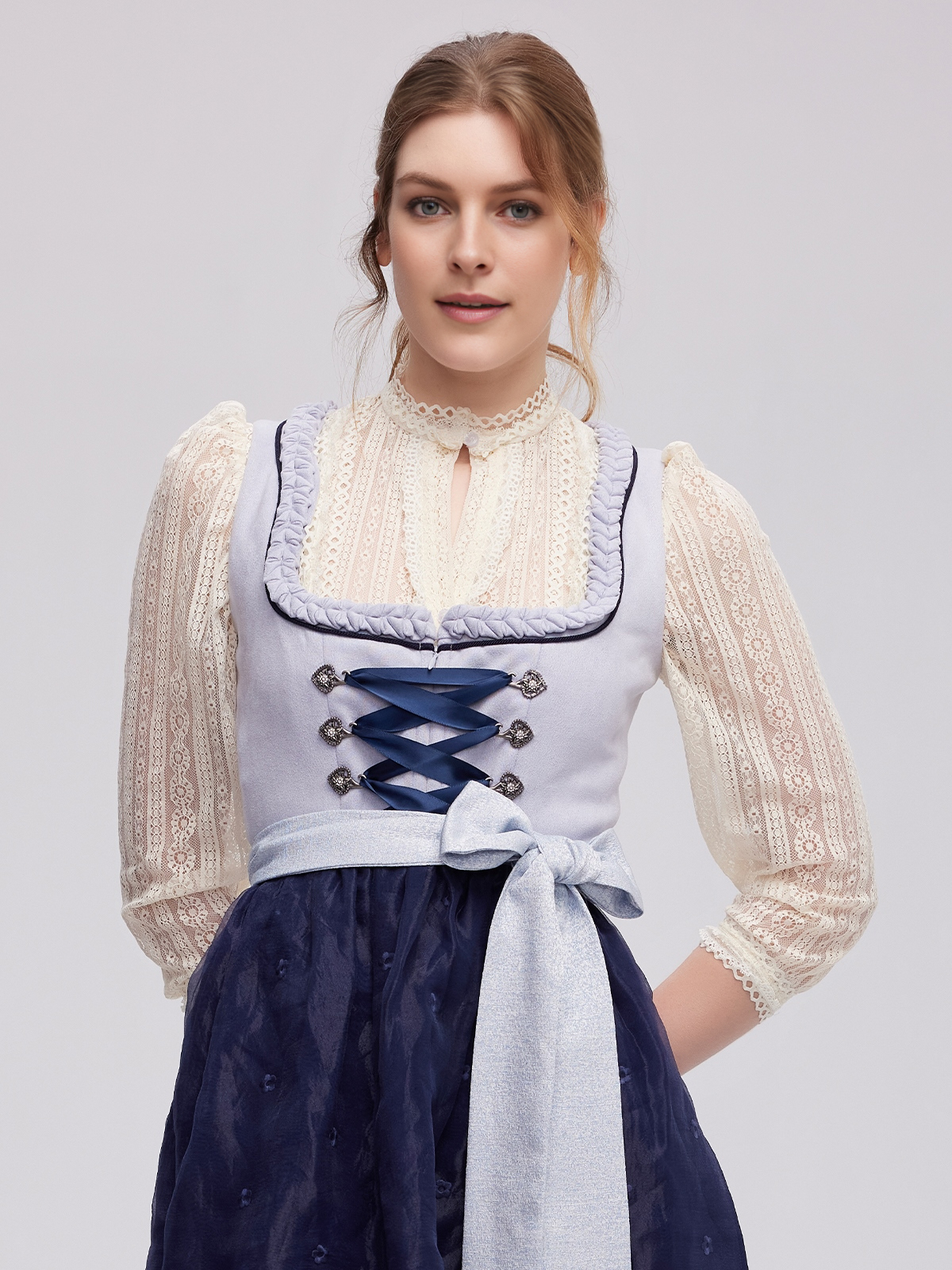 Dirndl mit blauer Schürze und weißer Bluse