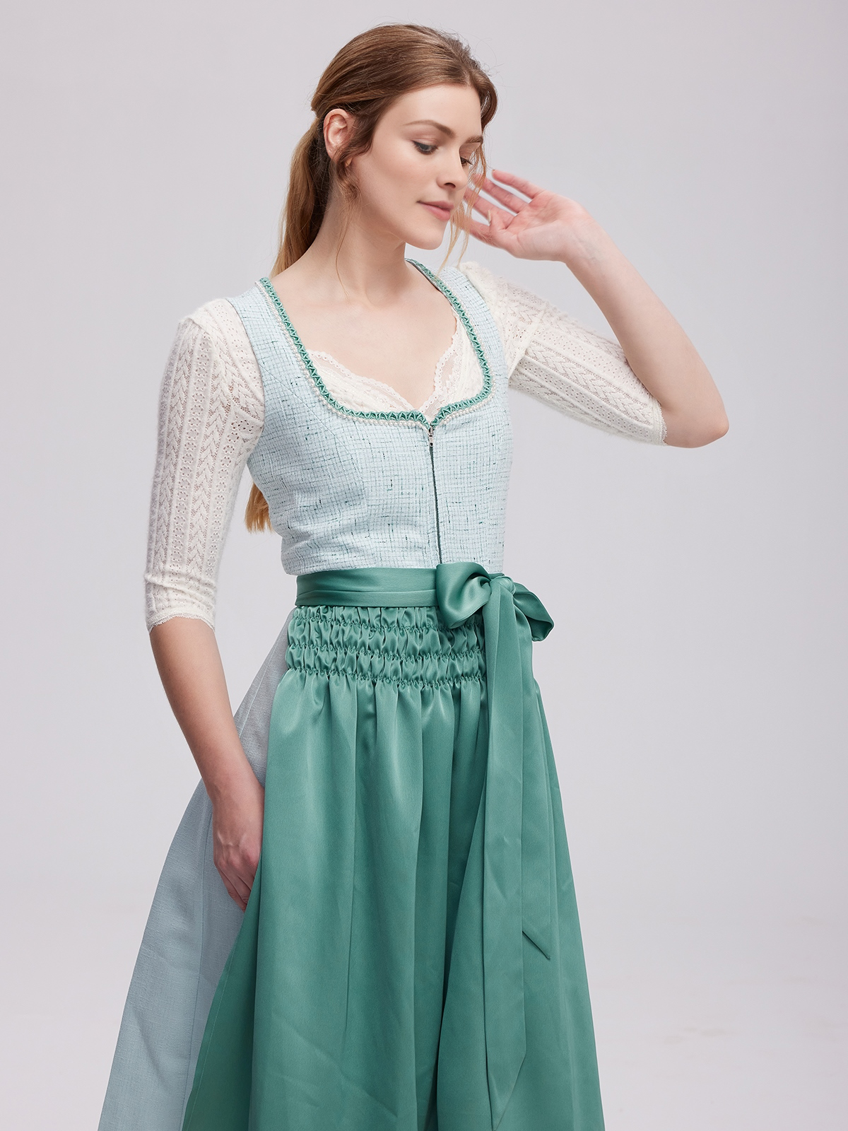 Rotes Samt-Dirndl