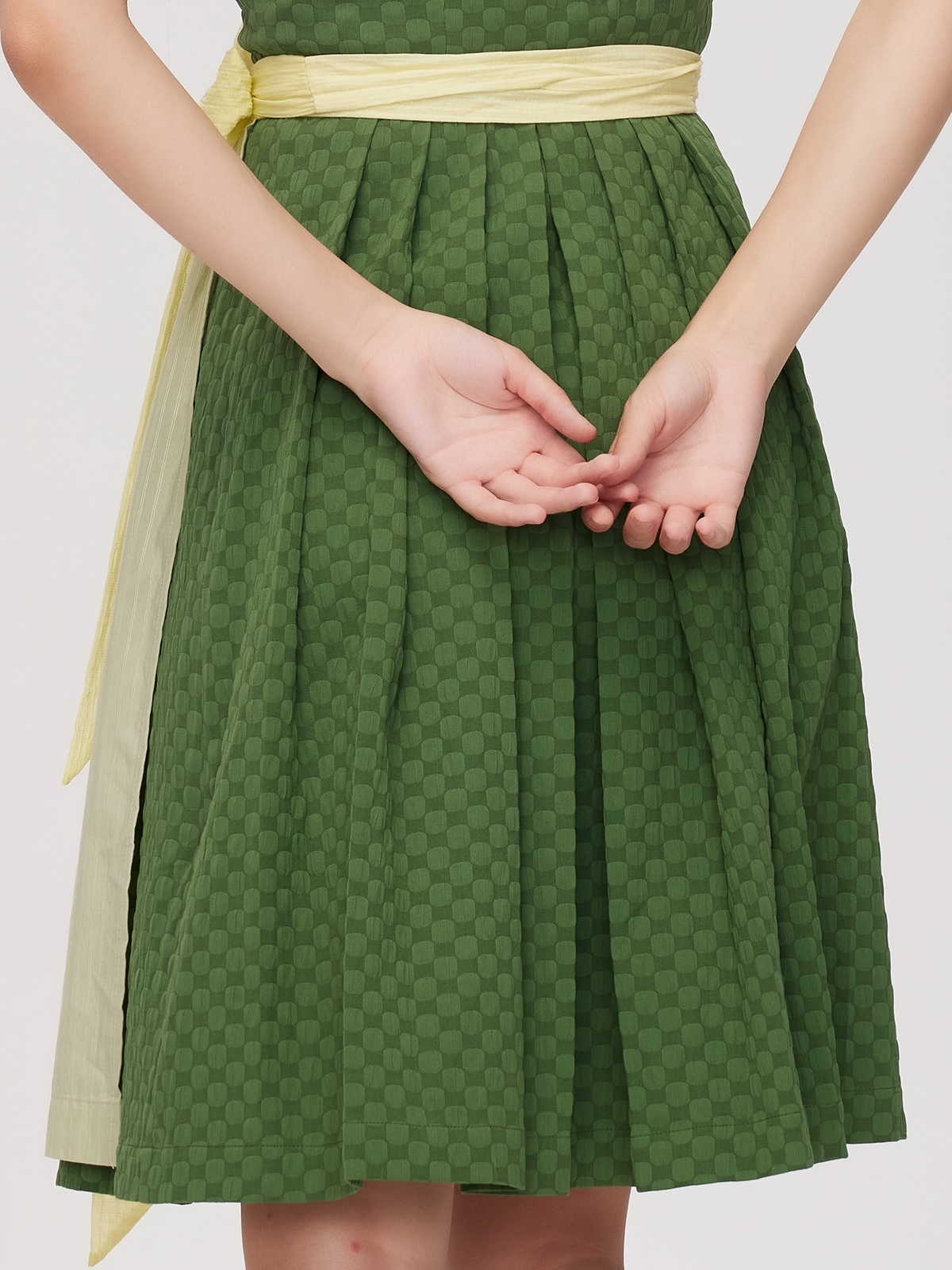 Moderner Dirndl in Grün mit floralen Details