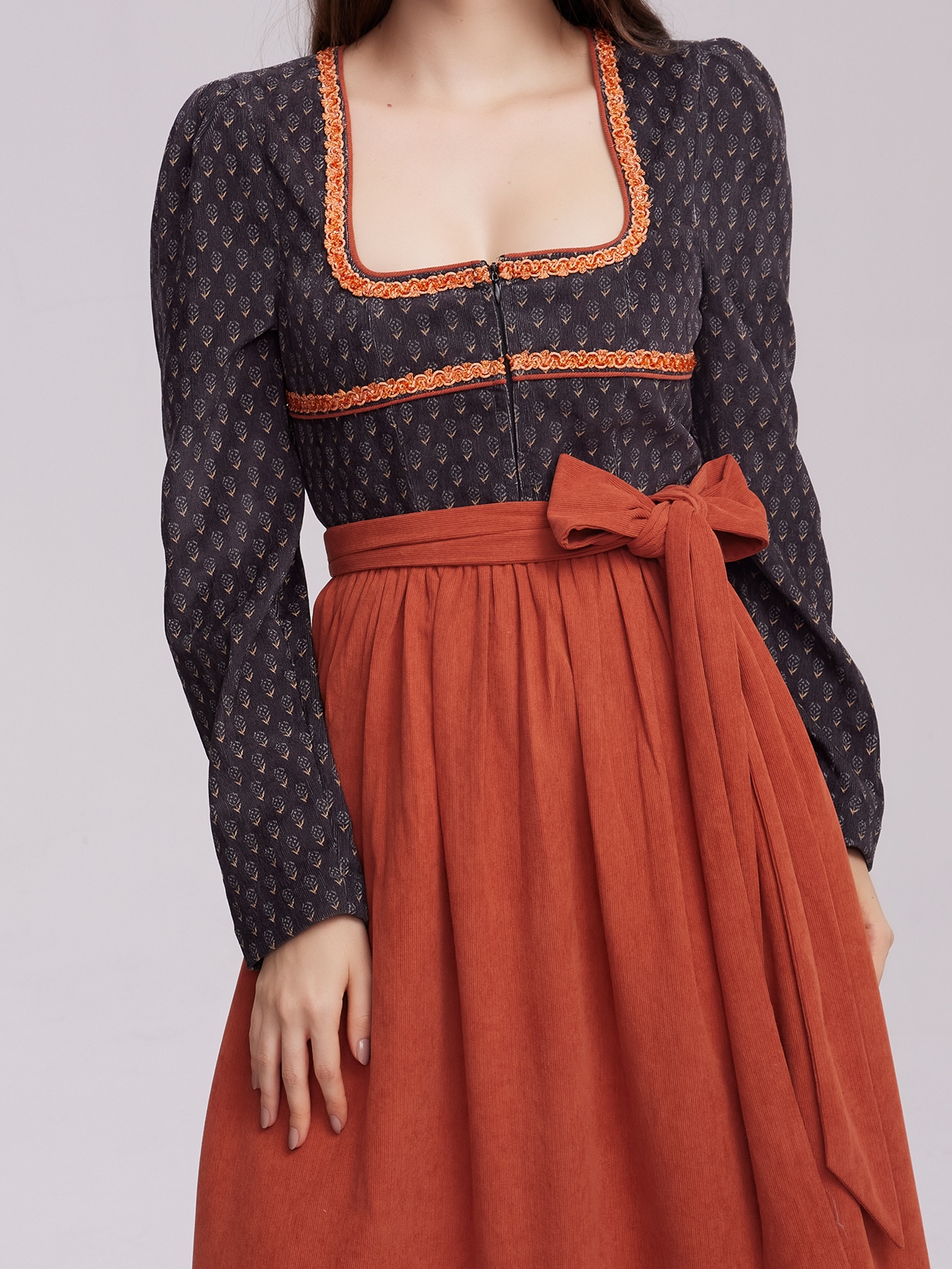 Lila Dirndl mit eleganter Bluse