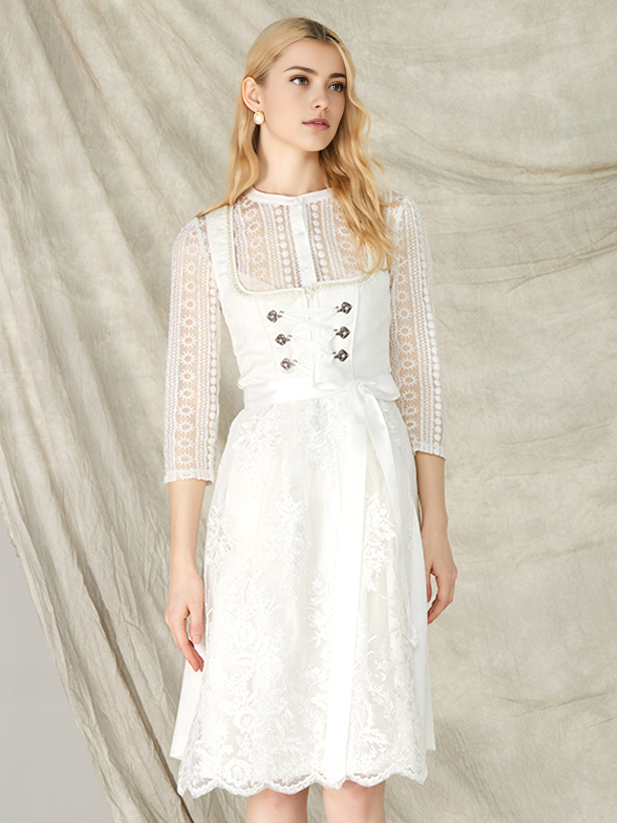 Dirndlbluse in Weiß mit traditionellen Details