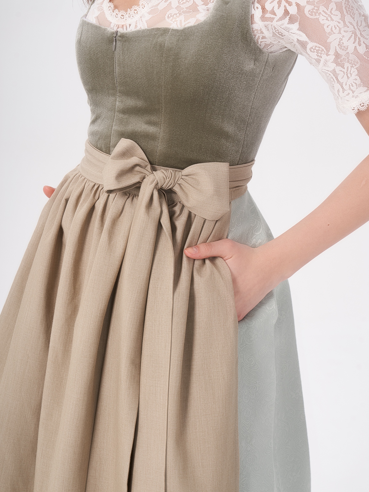 Elegantes grünes Dirndl