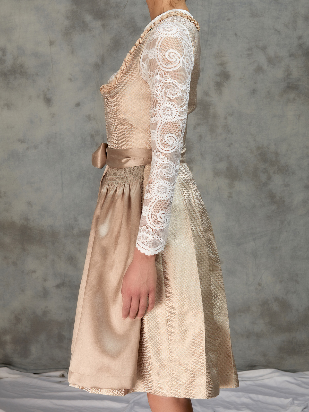 Dirndl mit Reißverschluss vorne in Beige