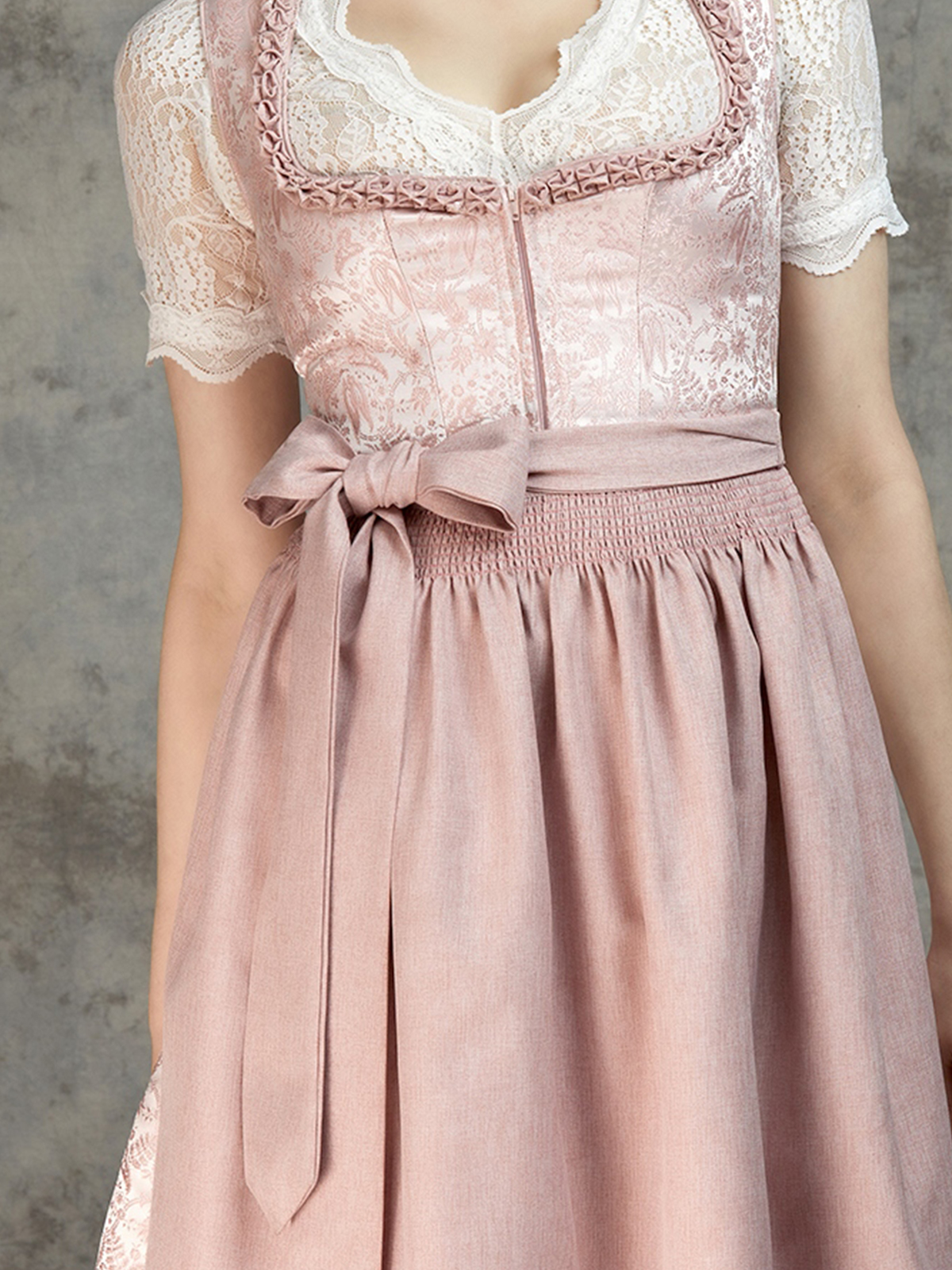 Dirndl in Beige mit Spitzenapplikationen