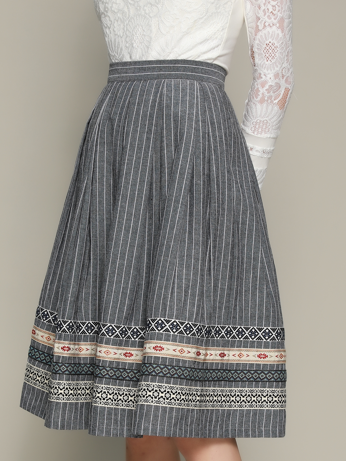 Dirndl in Grau mit raffiniertem Schnitt