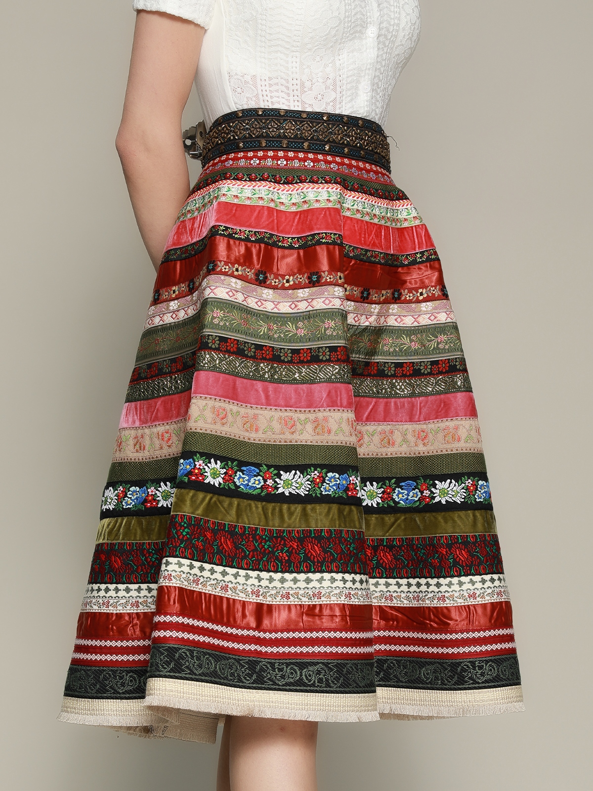 Ein elegantes rotes Dirndl mit floralen Akzenten