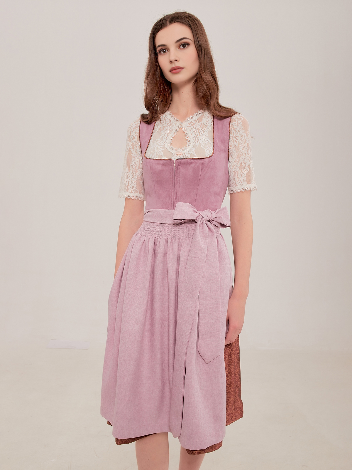 Dirndlbluse in Altrosa – feminin und stilvoll