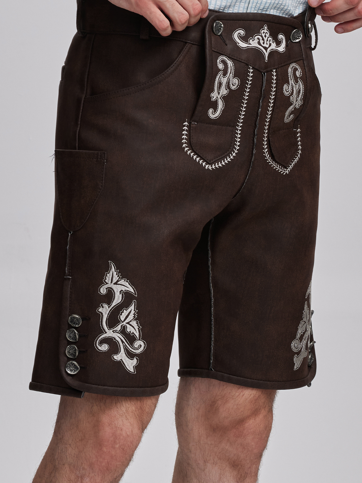 Ein elegantes Dirndl in Lila, perfekt für festliche Anlässe