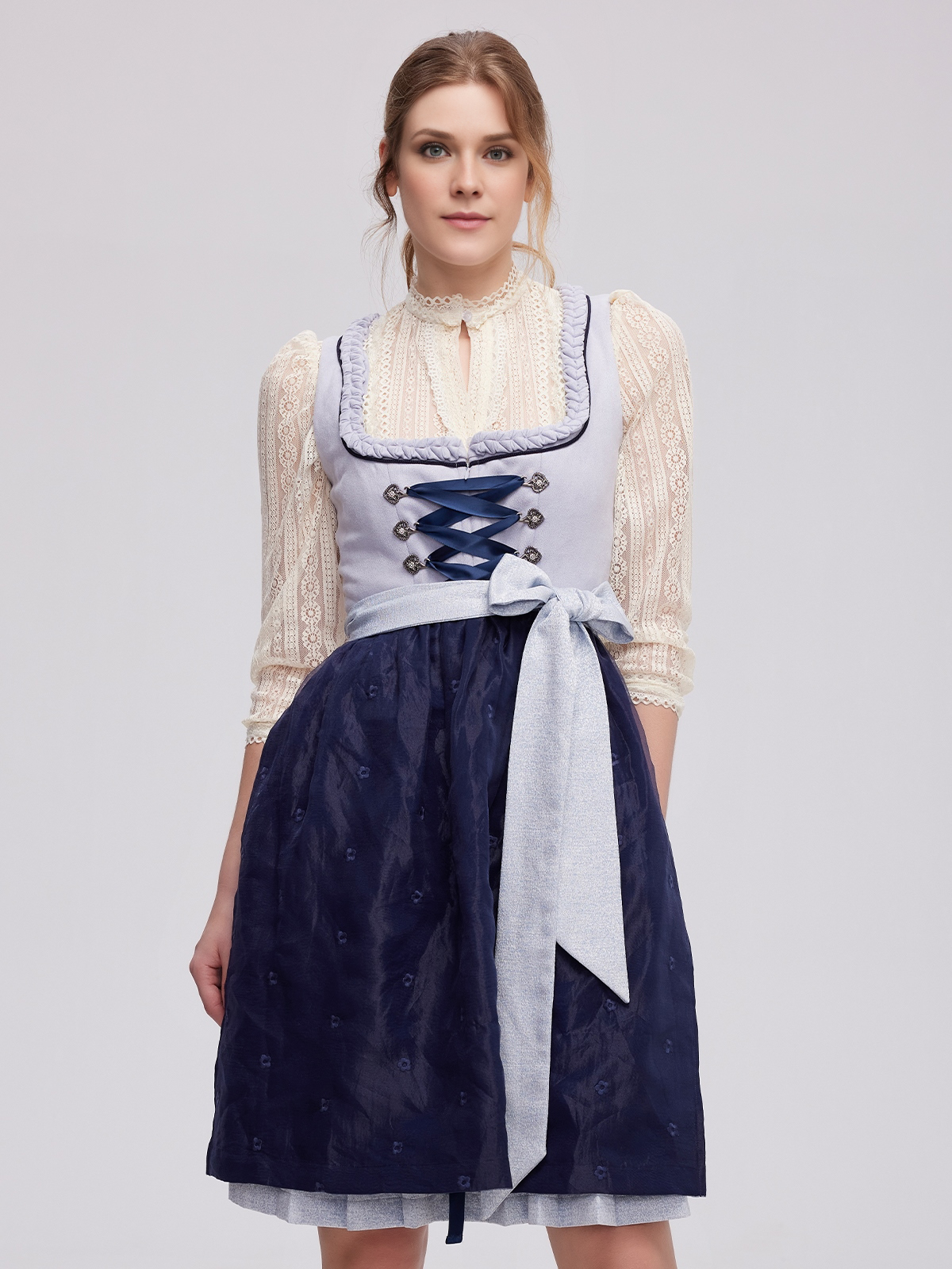 Dirndl in Blau mit floraler Bluse
