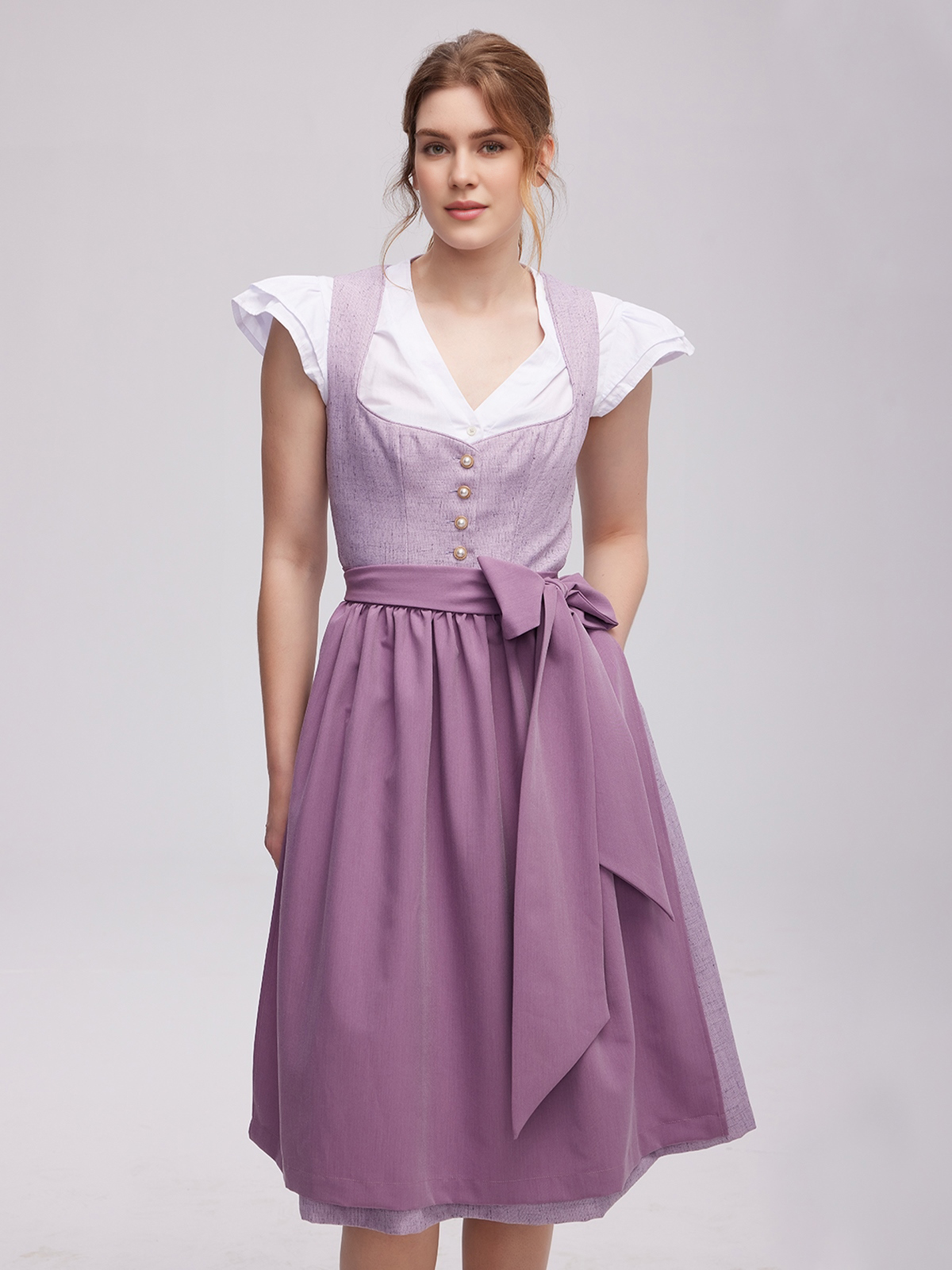 Blaues Samt Dirndl mit stilvollen Accessoires