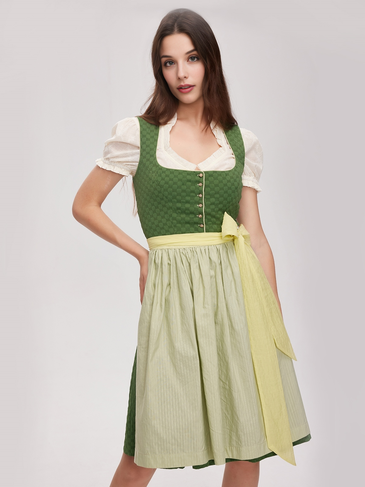 Dirndl Salbeigrün Samt – Eleganz trifft Tradition