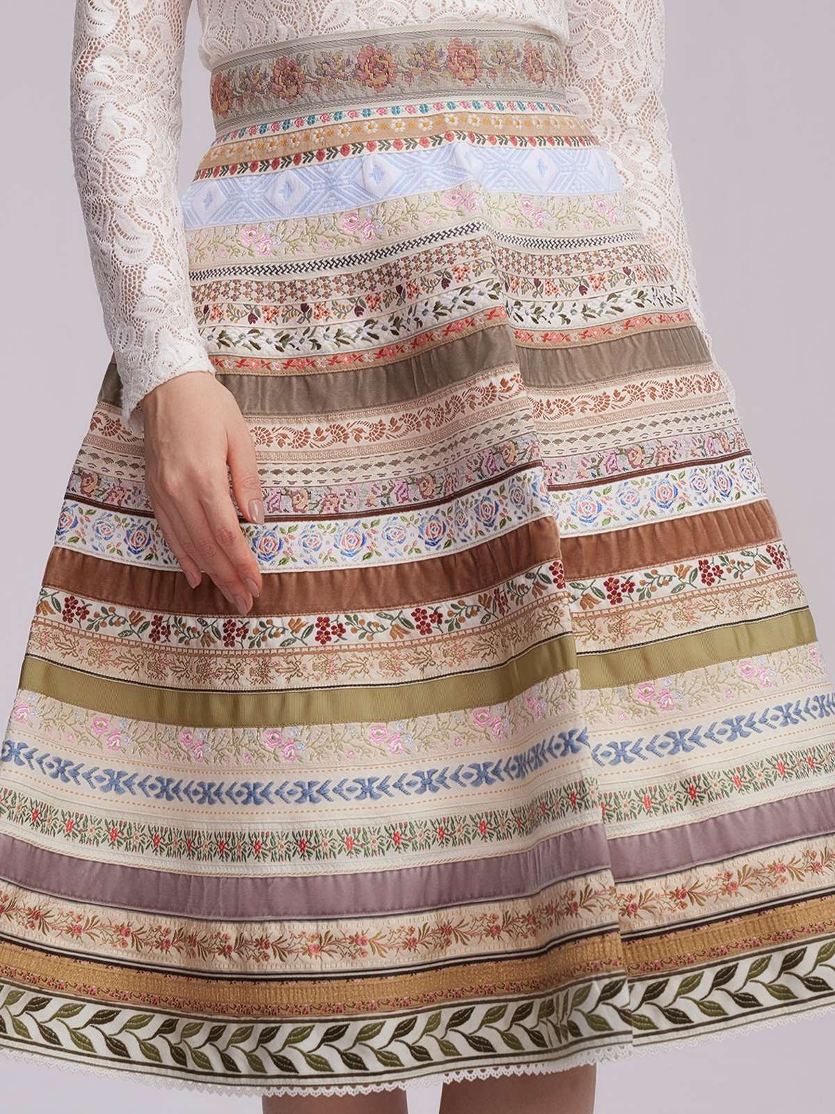 Beiges Dirndl mit Spitzenbesatz
