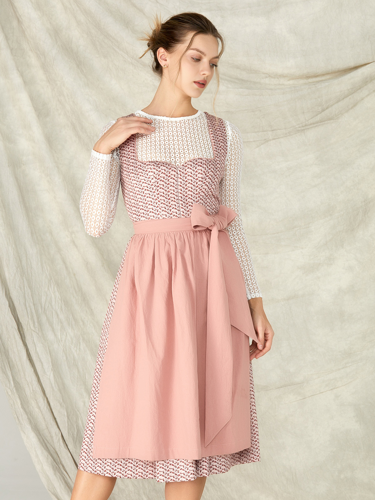 Elegantes Dirndl mit grünem Muster