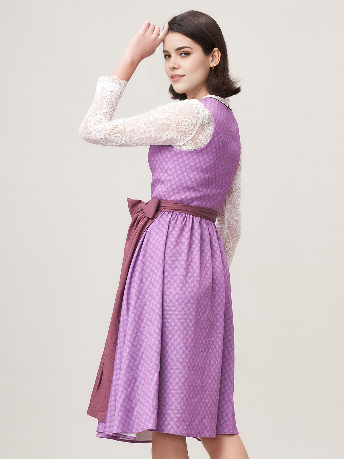 Modernes Dirndl in Lila – Eleganz trifft auf Moderne