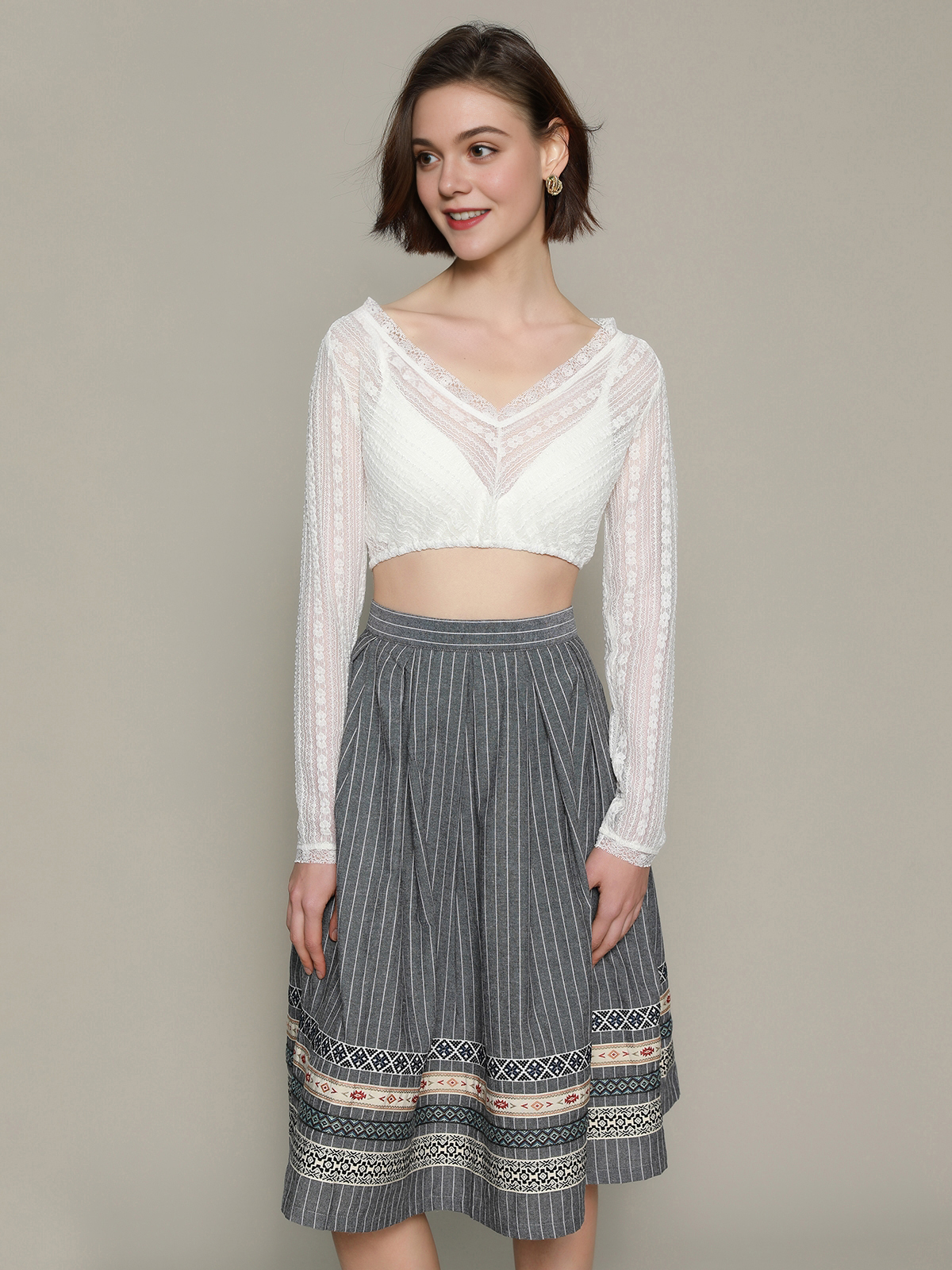 Dirndlbluse Langarm Weiß in Grau