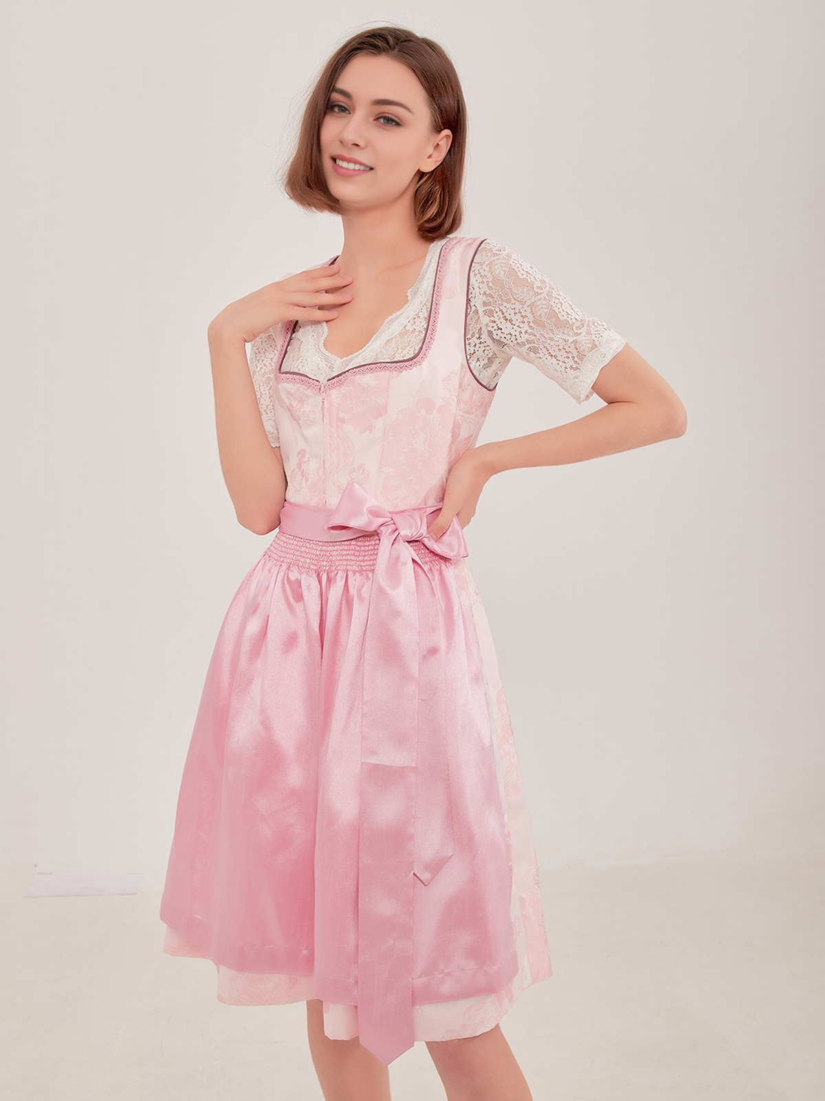 Modernes blaues Dirndl mit floralen Details