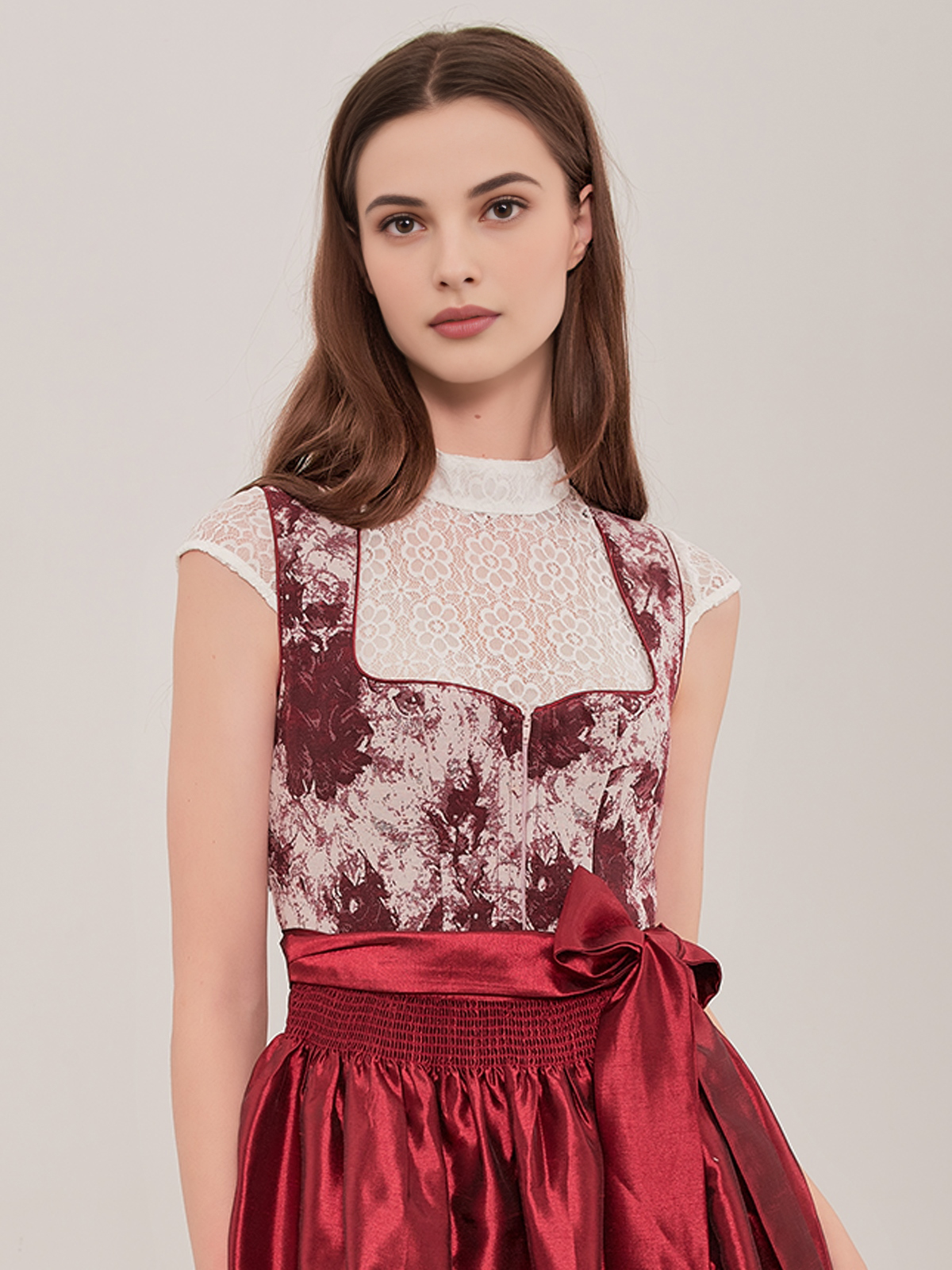 Luxuriöses rotes Samt-Dirndl mit aufwendiger Stickerei