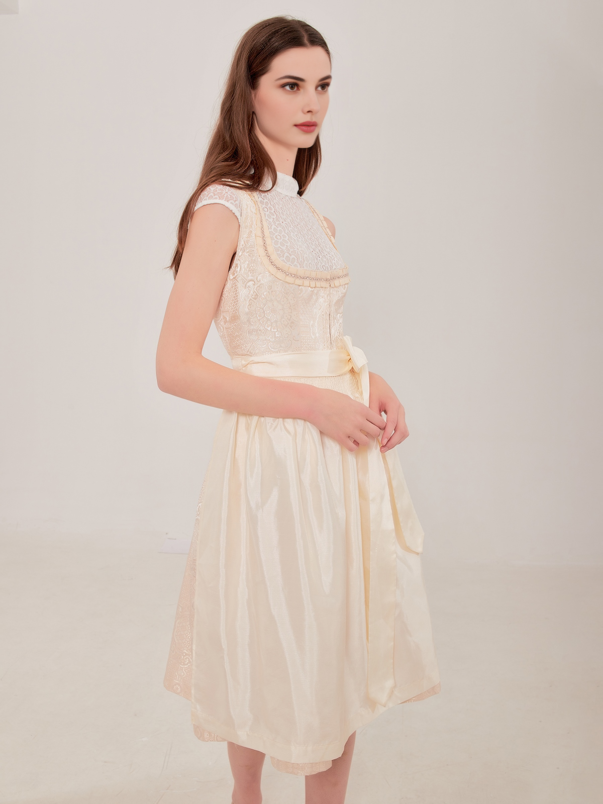 Elegantes schwarzes Dirndl mit raffinierten Details