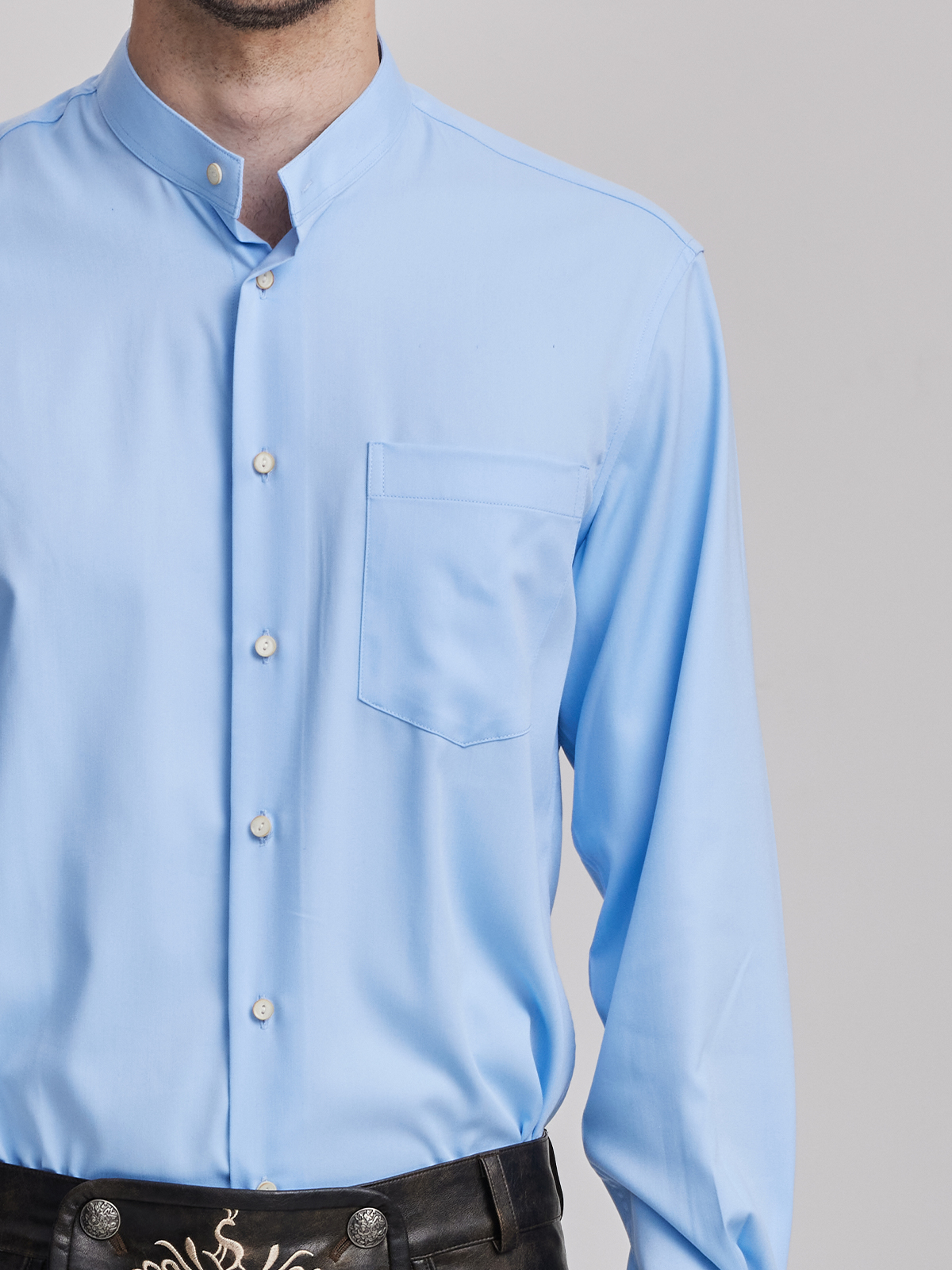 Dirndlbluse in eleganter hochgeschlossener Ausführung