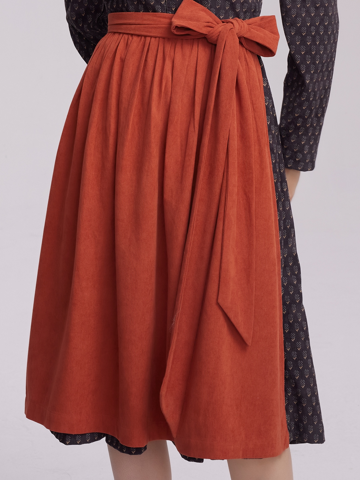 Grüne Dirndlbluse mit traditionellem Dirndl