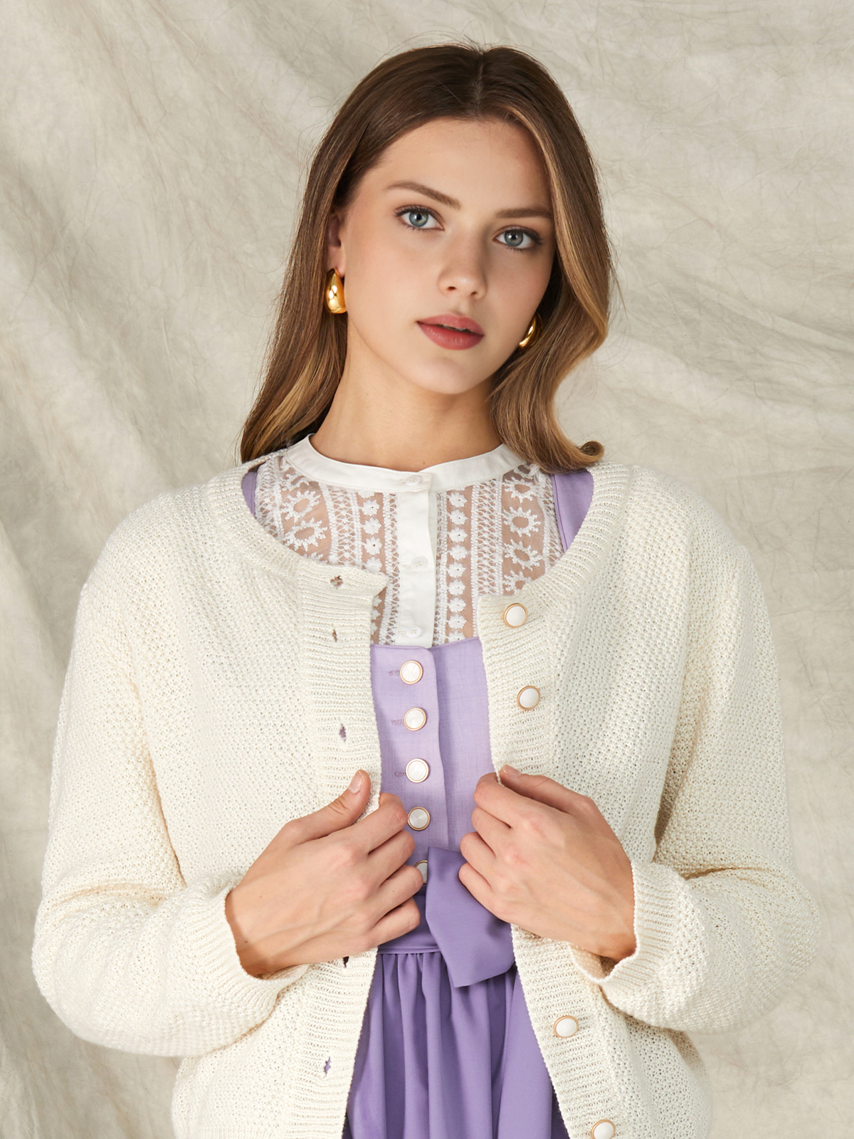Blaues Dirndl mit weißer Schürze