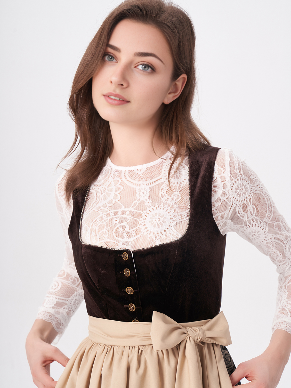 Dirndl mit schwarzer Bluse – stilvolle Kombination