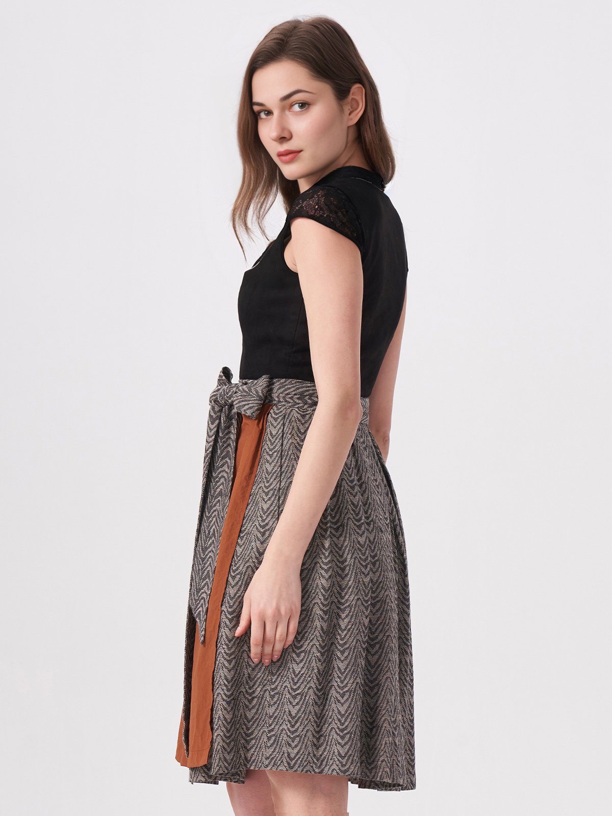 Dirndl in samtigem Blau – elegant und vielseitig