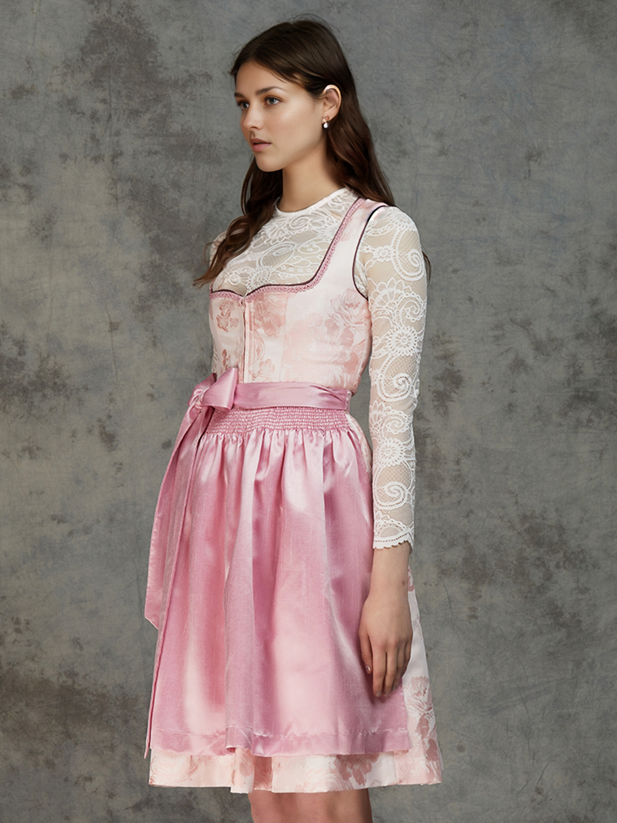 Ein blaues Ja Mei Dirndl mit feinen Stickereien