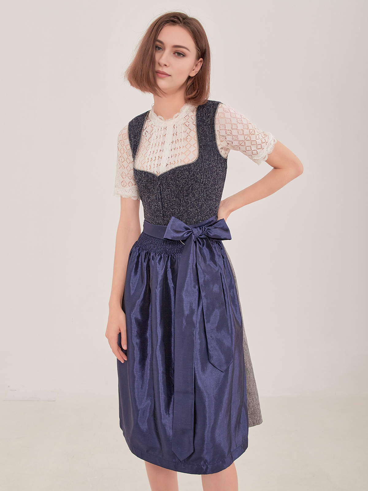Hellgrünes Dirndl mit floralen Details