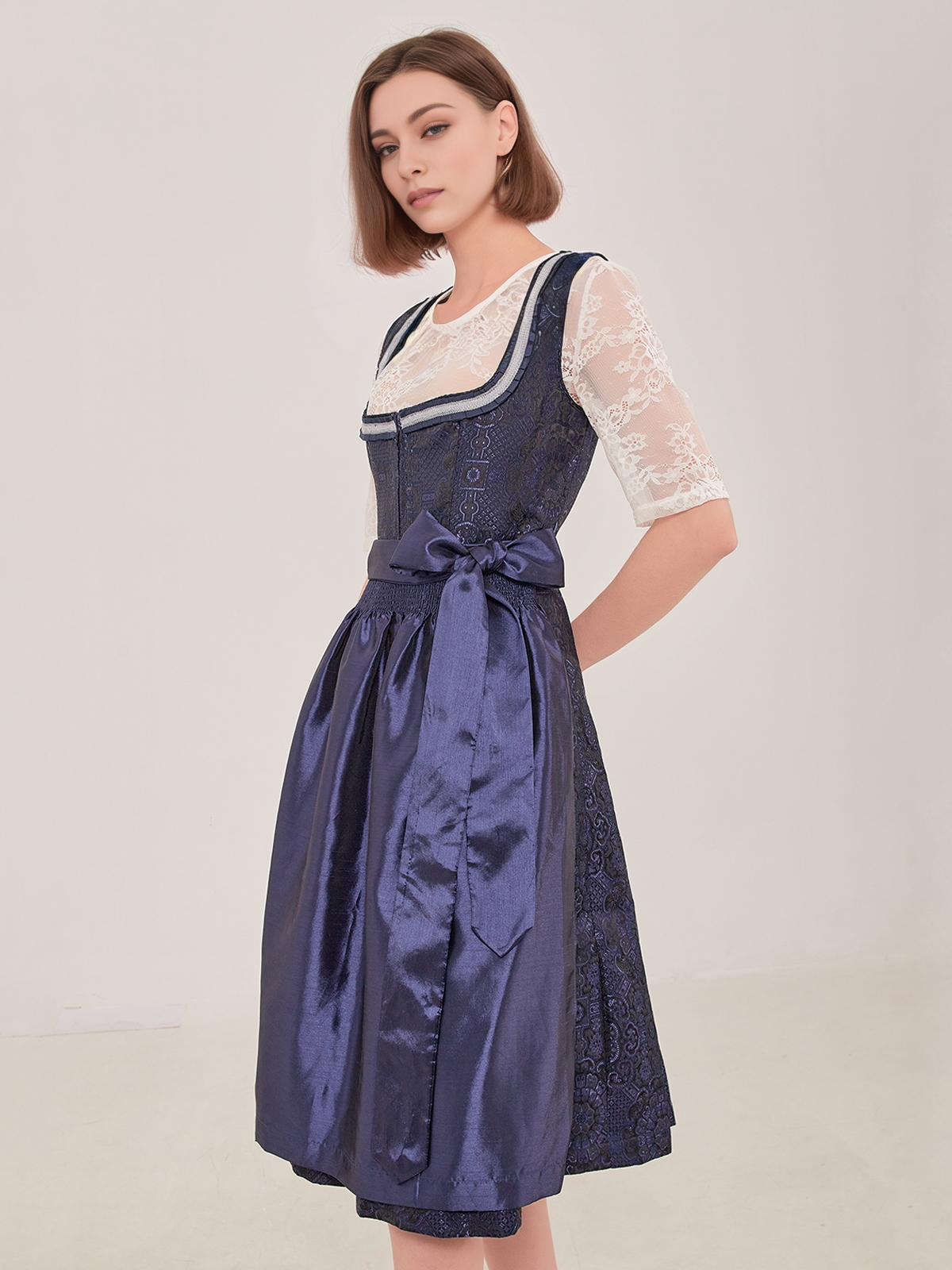 Dirndl in beigem Samt – perfekt für jeden Anlass