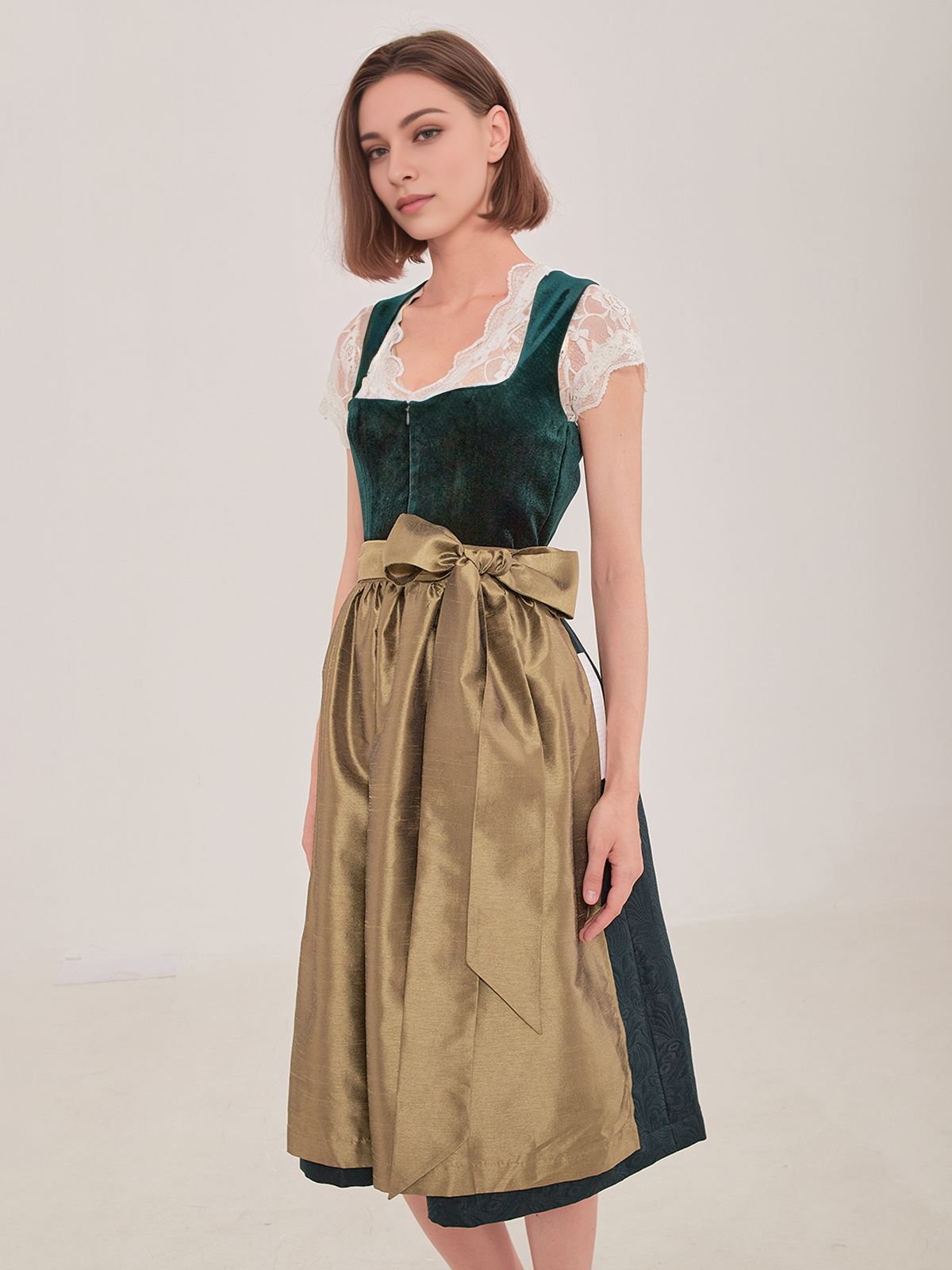 Trachtenbody in Weiß mit grünem Dirndl