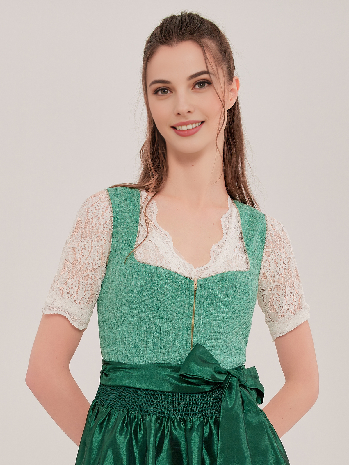Elegantes blaues Ja Mei Dirndl mit feinen Details
