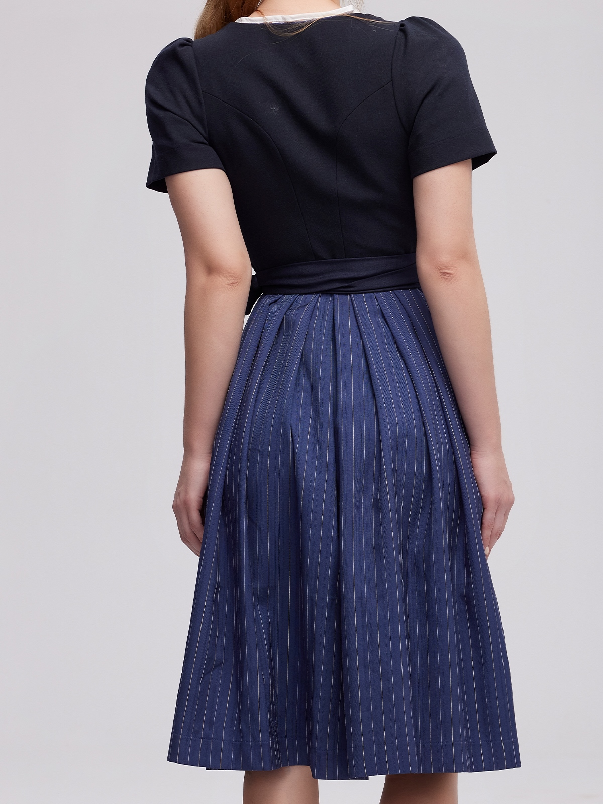 Blaues Dirndl mit modernem Schnitt