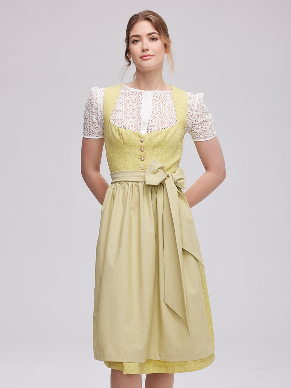 Ein grünes Dirndl inmitten einer blühenden Wiese