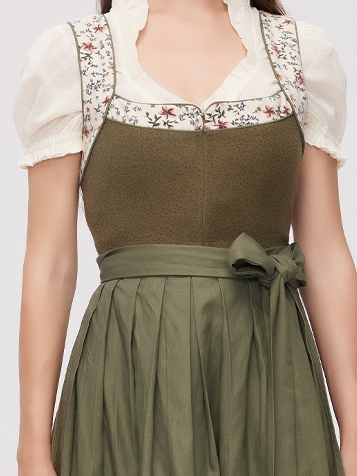 Schwarzer Dirndl mit grüner Schürze