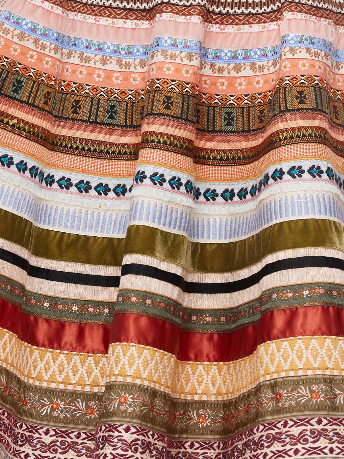 Ein elegantes Dirndl in lila Samt mit traditionellen Details