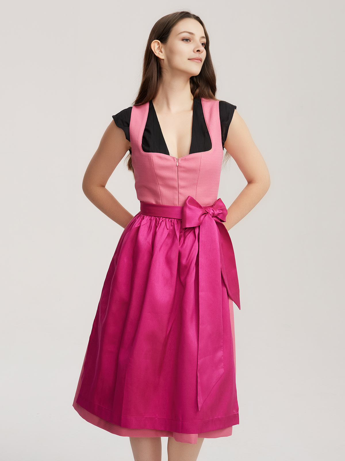 Stylisches rot-grünes Dirndl mit pinken Akzenten