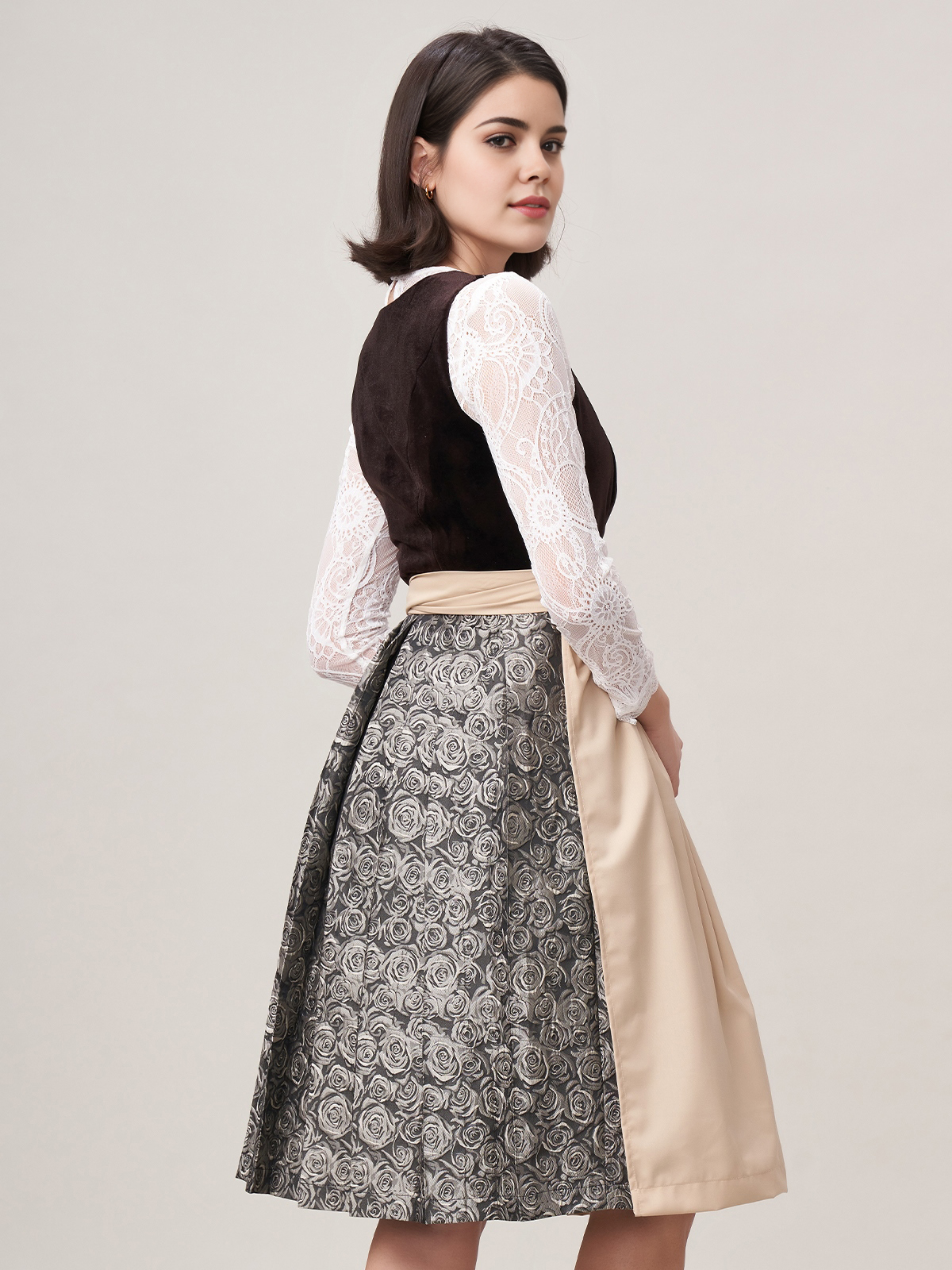 Hochgeschlossenes grünes Dirndl mit traditionellem Charme