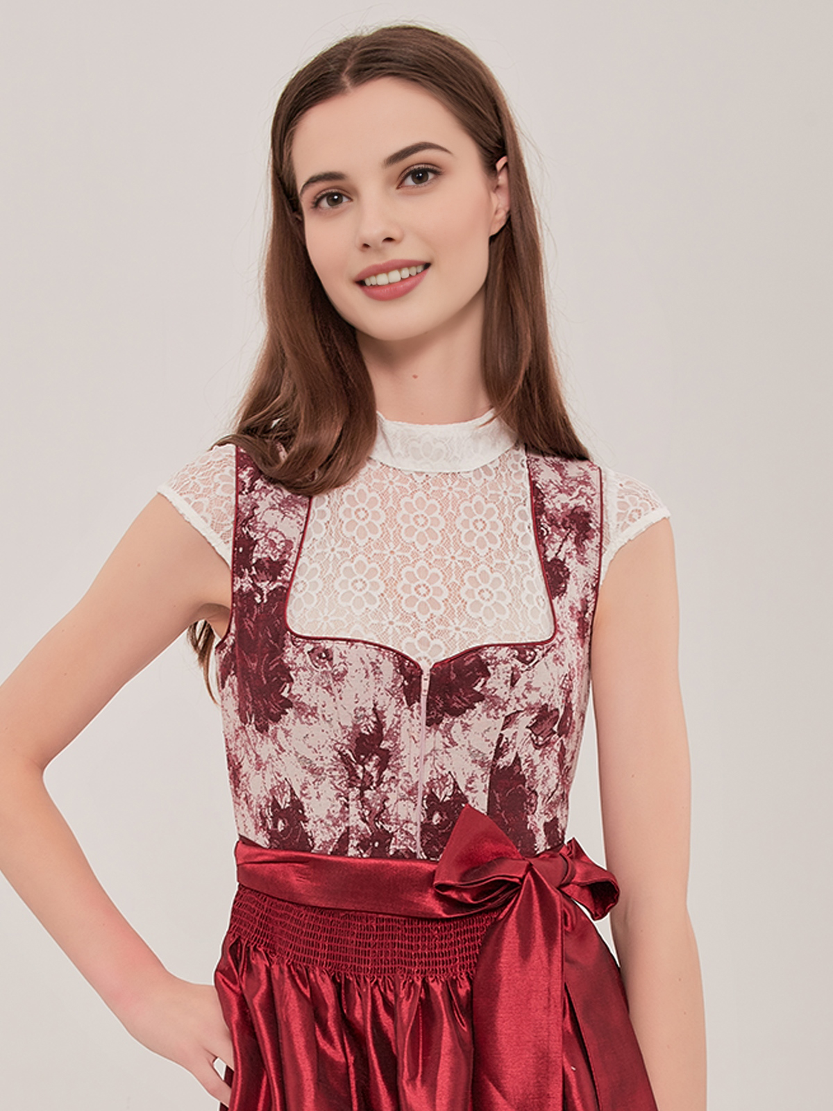 Modernes beige Dirndl mit eleganter Schnürung