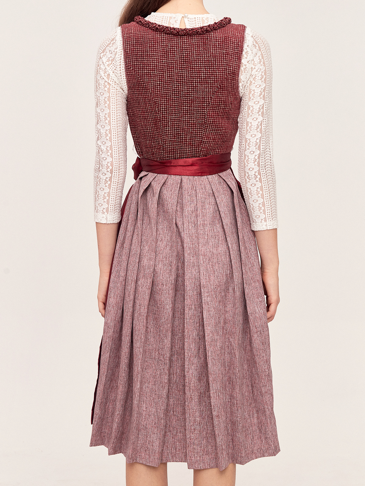 Rotes Dirndl mit weißer Bluse