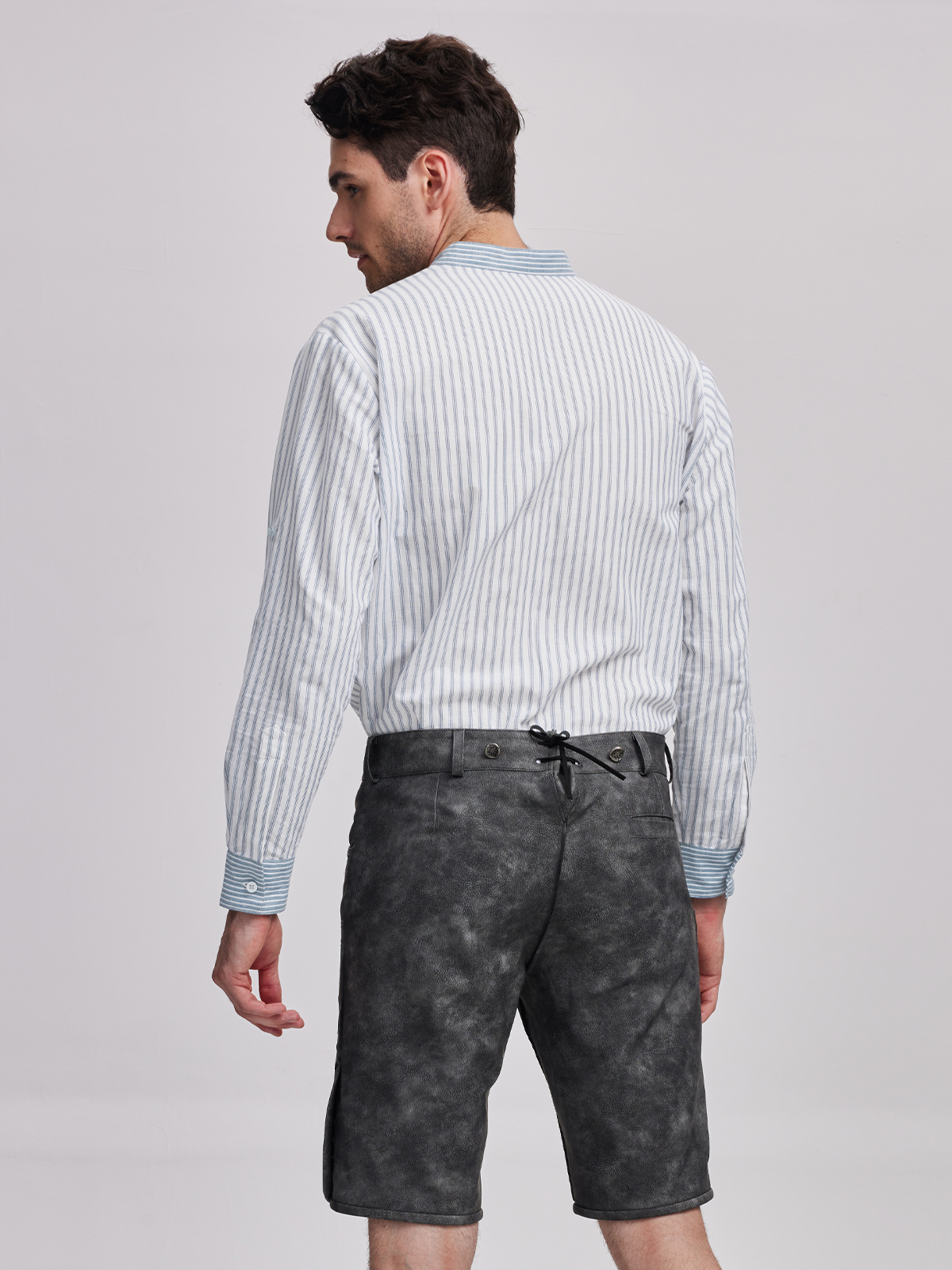 Grau Dirndl mit modernem Schnitt