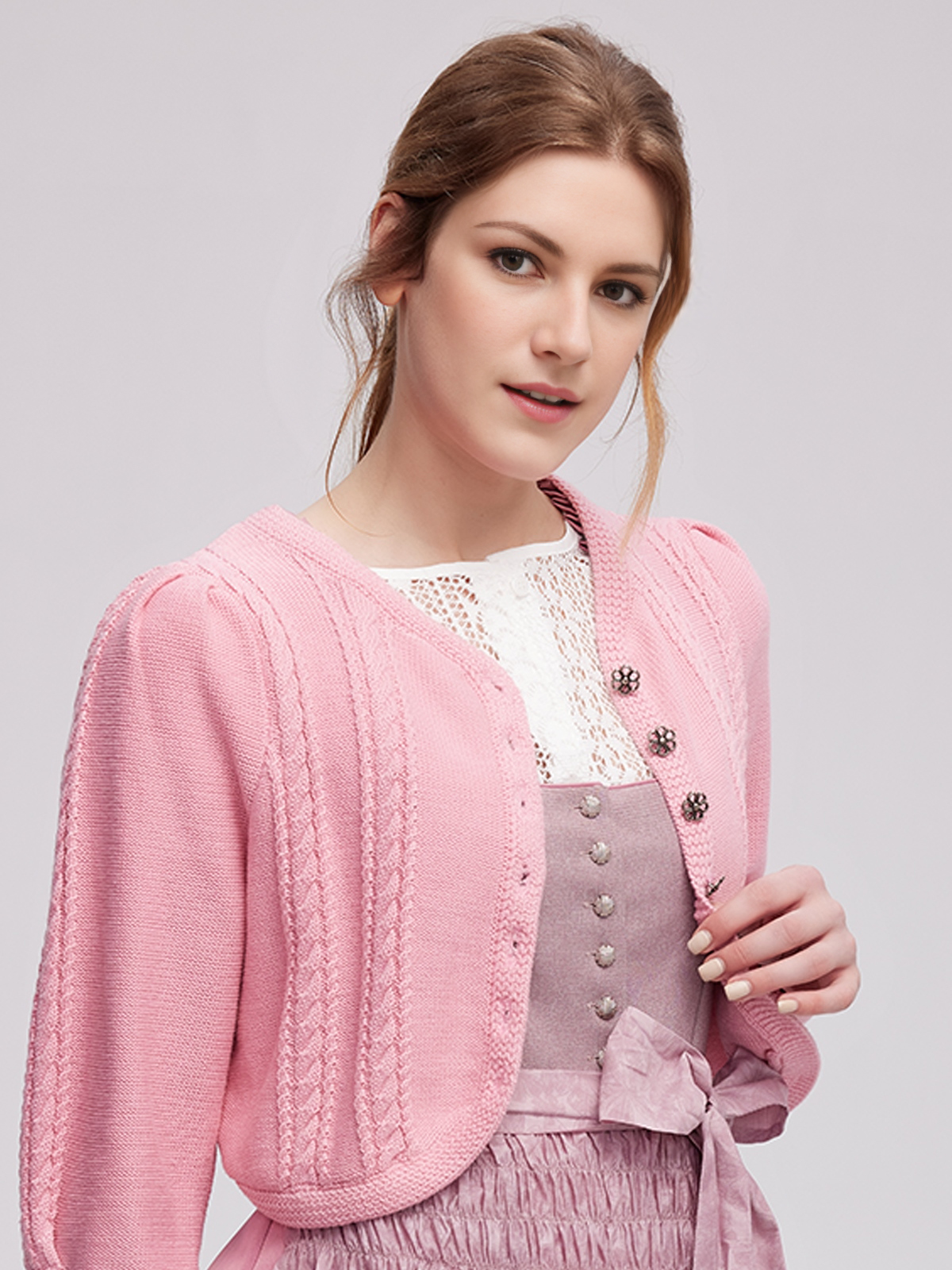 Dirndl mit schwarzer Bluse und rosa Schürze