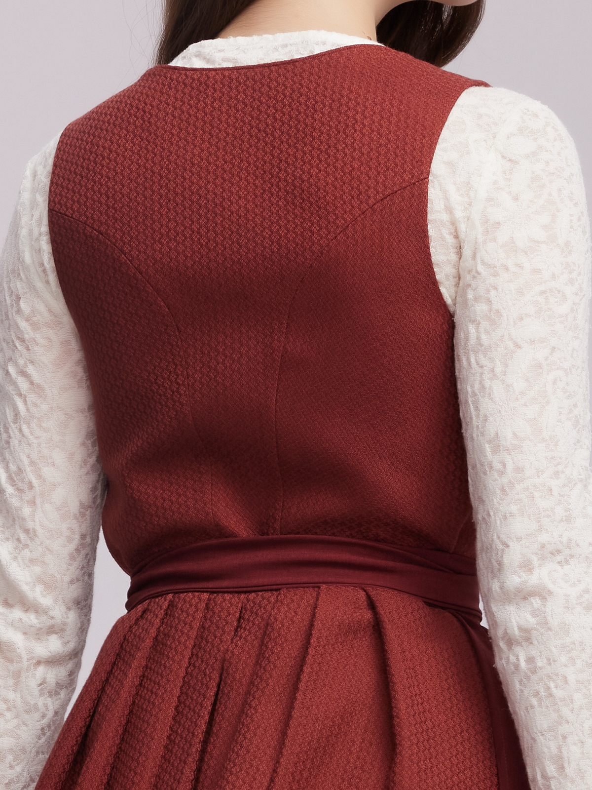 Modernes Dirndl in Rot – perfekt für urbane Looks